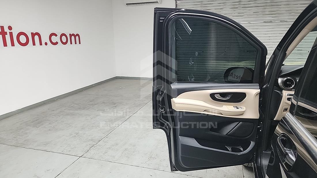 مرسيدس V 250 2021 — الباب الأمامي الأيسر — صورة 10