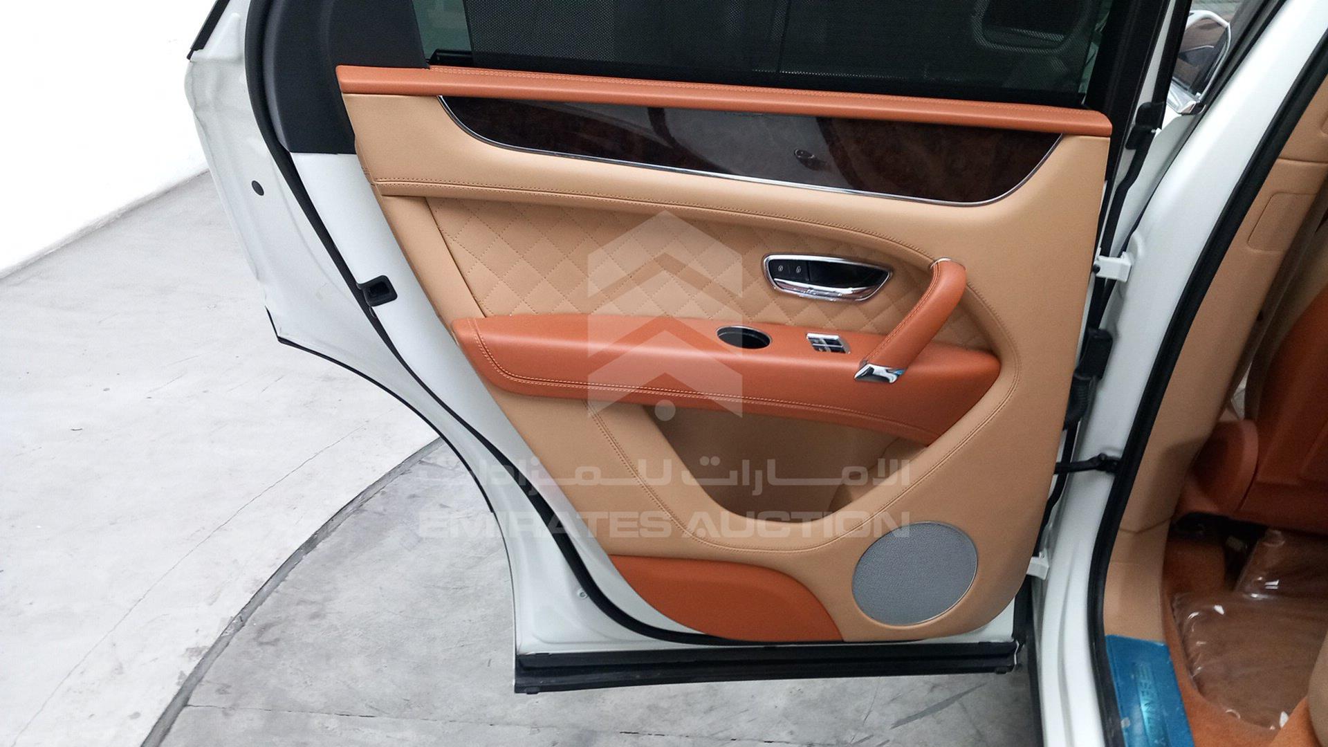 2017 BENTLEY BENTAYGA VIN: SJAAB1ZV8HC015778