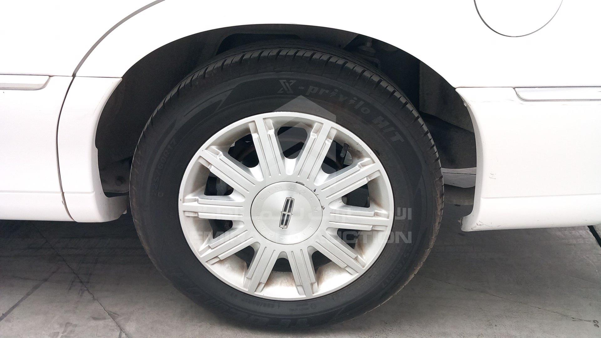 2010 LINCOLN TOWN VIN: 2LNBL8CV9AX752302