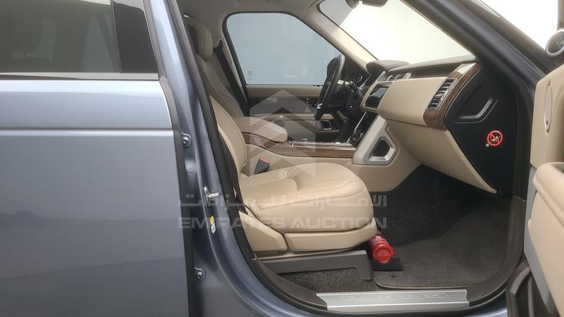 SALGA2BV6JA380966 Auction: EmiratesAuction Lot: 405807 SALGA2BV6JA380966 Range Rover Vogue SE 2018 BLUE Photo 35