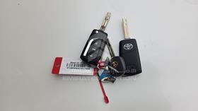 2016 Toyota Camry — Keys — Photo 4 — Thumbnail