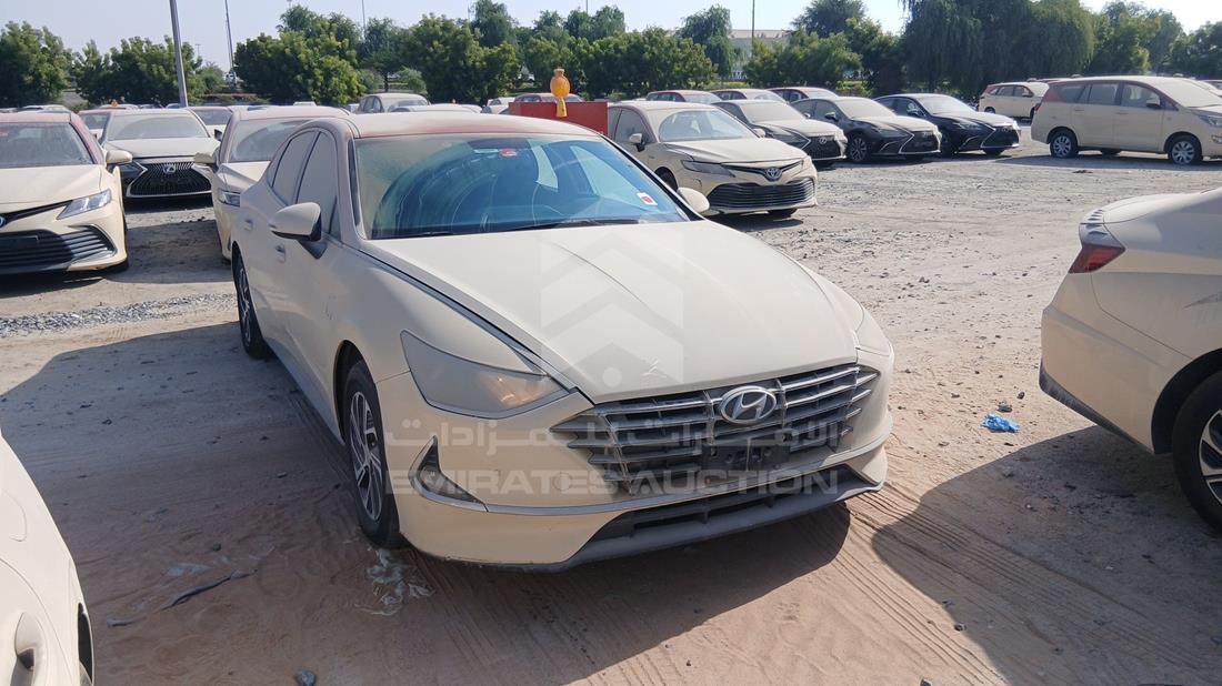 2021 Hyundai Sonata Hybrid — Front Right Angle — Photo 10