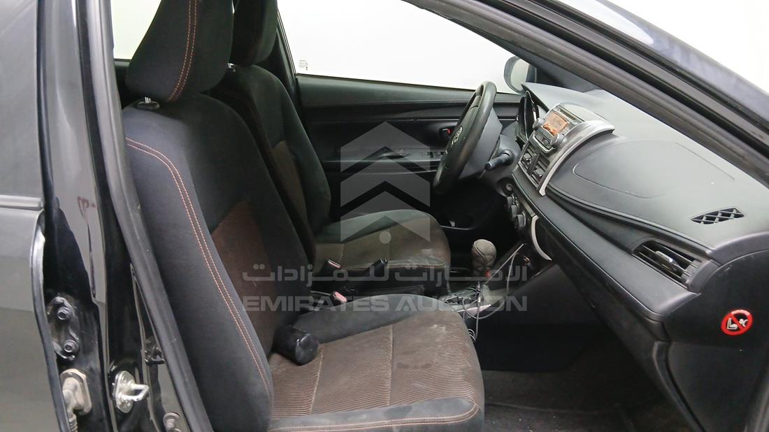تويوتا ياريس 2015 — زاوية الراكب الأمامي للمقعد — صورة 24