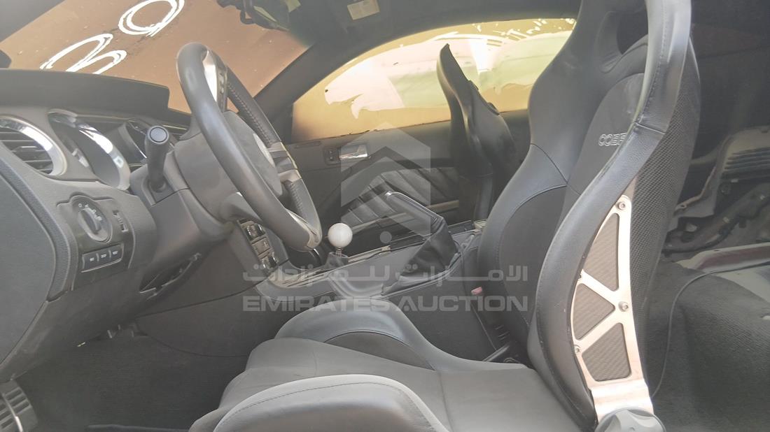 فورد موستانج 2012 — زاوية السائق الأمامية اليسرى — صورة 12