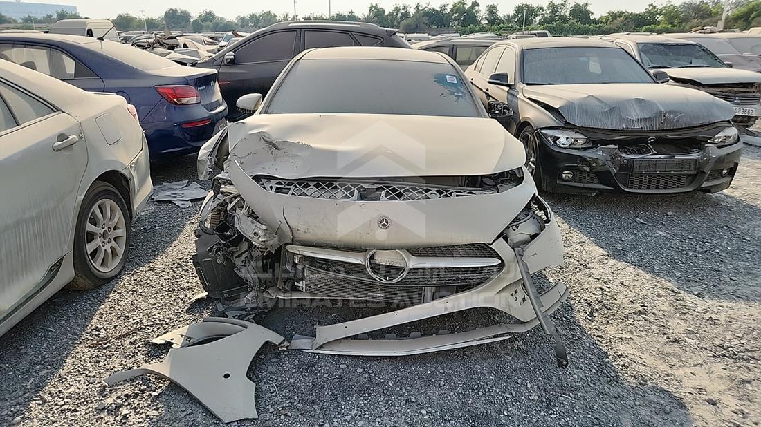 مرسيدس A220 2019 — الزاوية الأمامية بالكامل — صورة 1