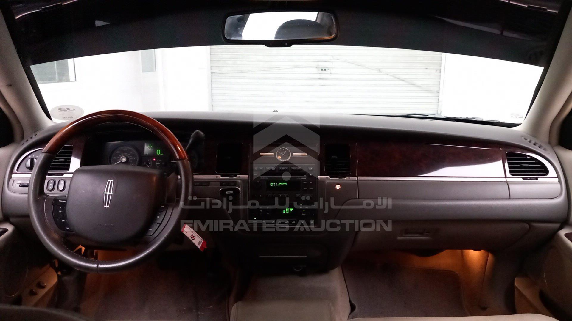 2010 LINCOLN TOWN VIN: 2LNBL8CV9AX752302