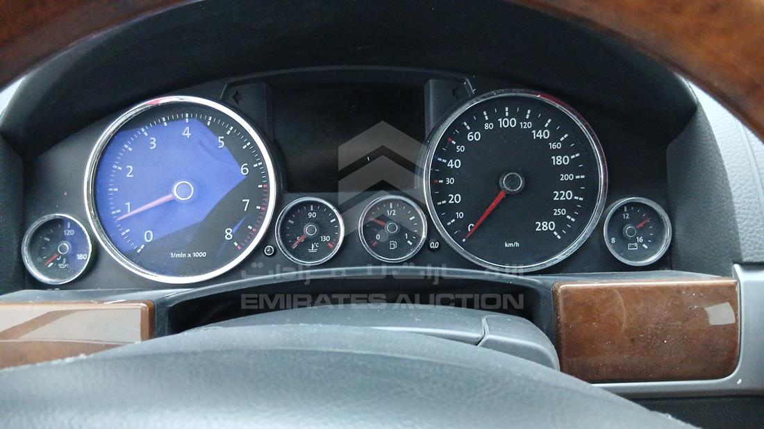 2008 Volkswagen Touareg — Speedometer & RPM Gauges — Photo 8