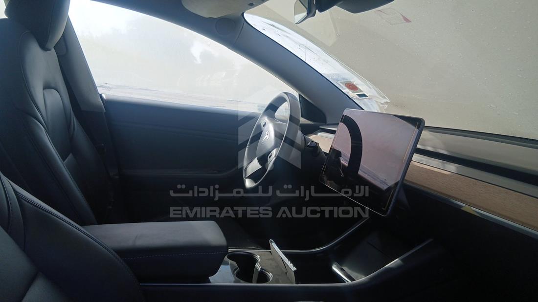 تيسلا موديل 3 2020 — زاوية الراكب الأمامي للمقعد — صورة 23