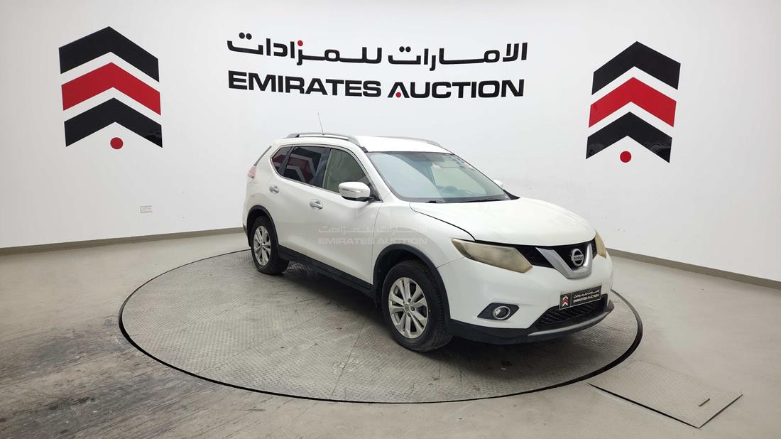 2015 Nissan X-Trail — Front Right Angle — Photo 11