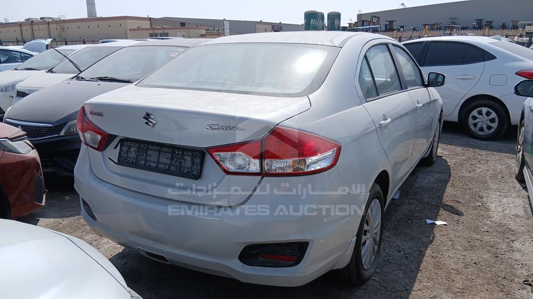 سوزوكي سياز 2023 — الزاوية الخلفية اليمنى — صورة 9