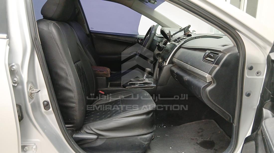 تويوتا كامري 2013 — زاوية الراكب الأمامي للمقعد — صورة 25