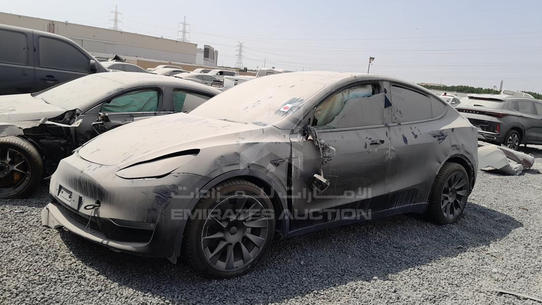 تيسلا Model Y 2023 — الزاوية الأمامية اليسرى — صورة 5