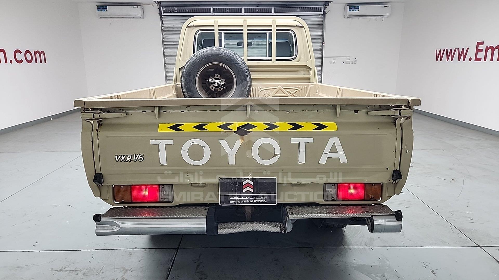 2015 TOYOTA LAND CRUISER VIN: JTFLU73J0F7004670