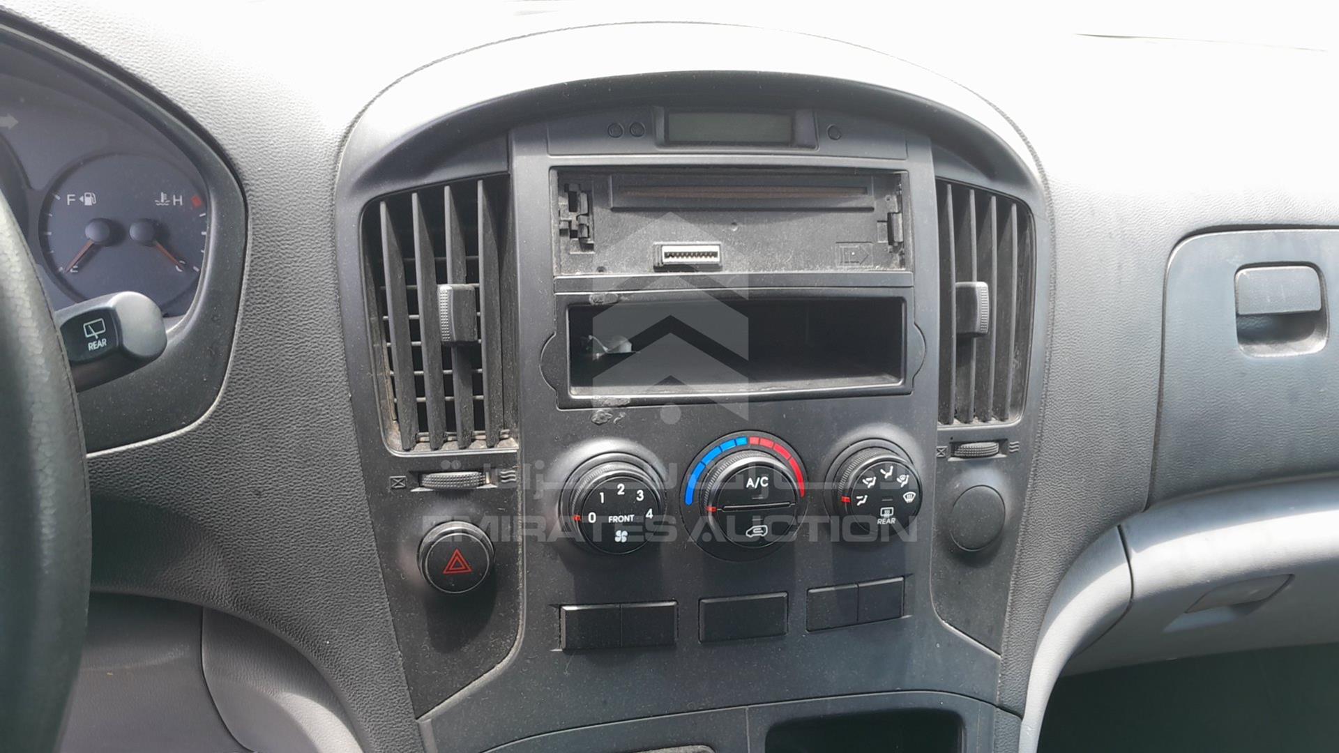 2010 HYUNDAI H1 VIN: KMHWG81R4AU226372