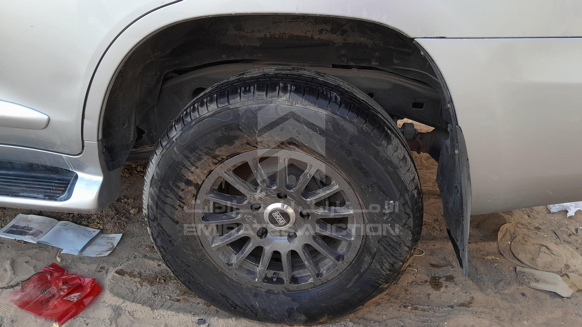 2009 LEXUS LX 570 VIN: JTJHY00W994024879