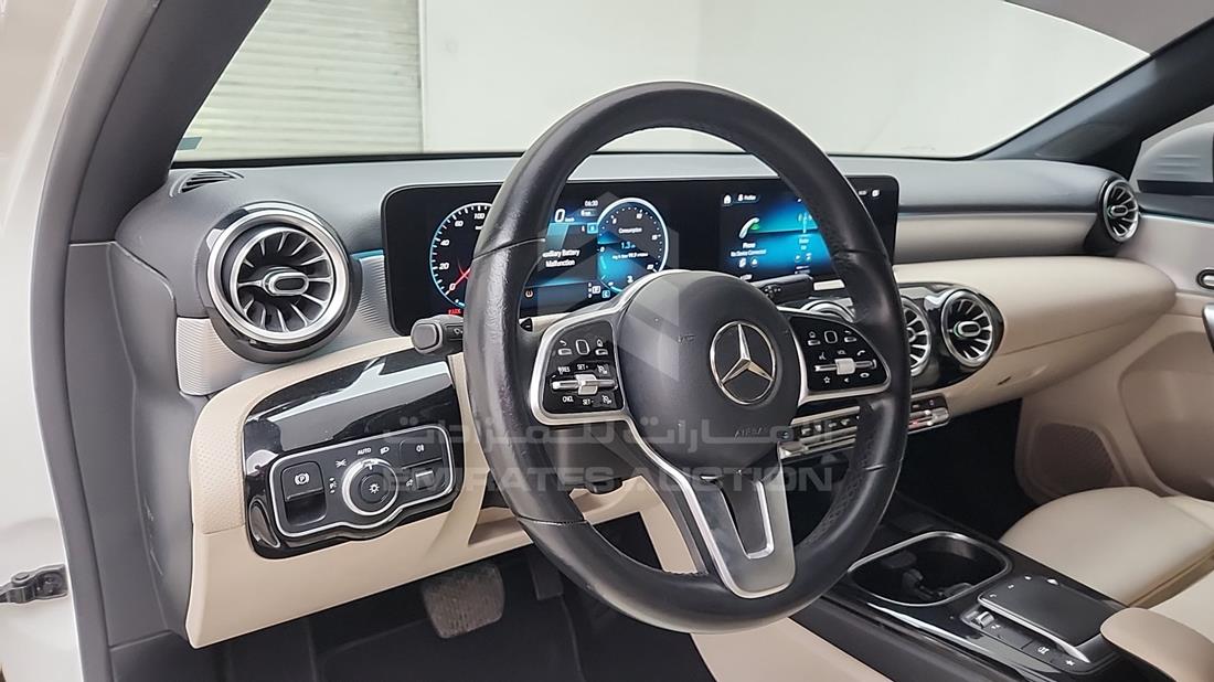 مرسيدس A220 2021 — زاوية واجهة السائق الأمامية اليسرى — صورة 14