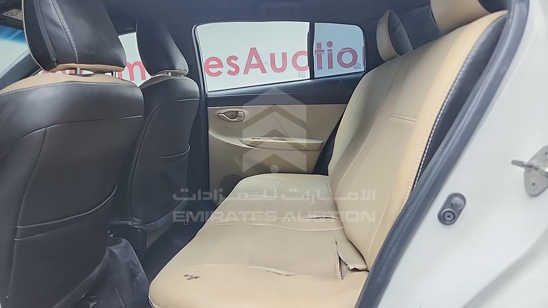 تويوتا ياريس 2015 — زاوية الراكب الخلفي اليسرى — صورة 19