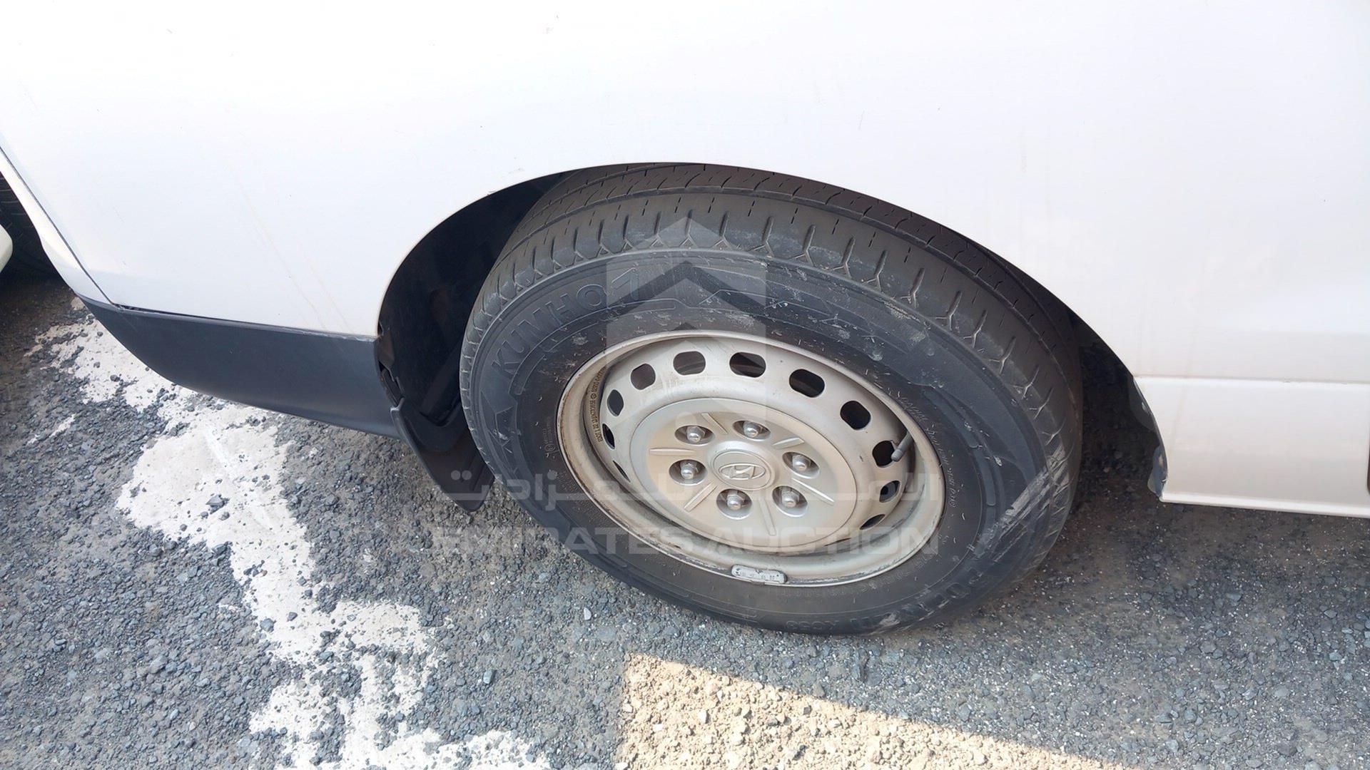 2013 HYUNDAI H1 VIN: KMHWG81R6DU548337