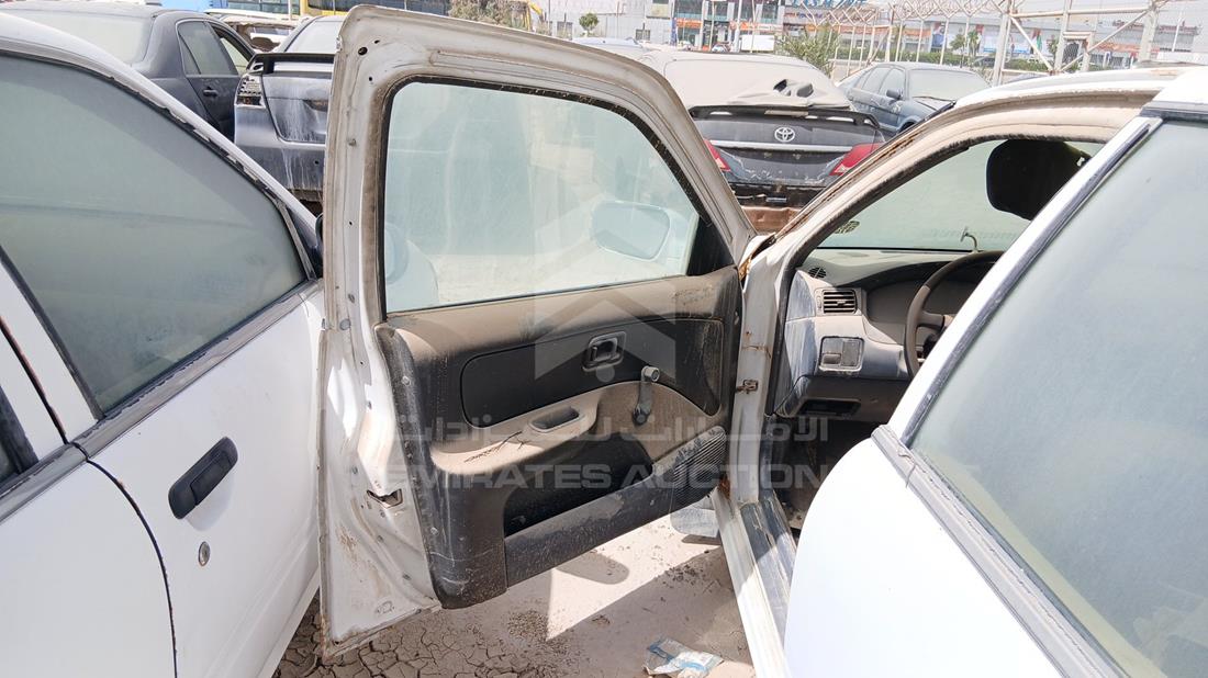 نيسان صني 2000 — الباب الأمامي الأيسر — صورة 10