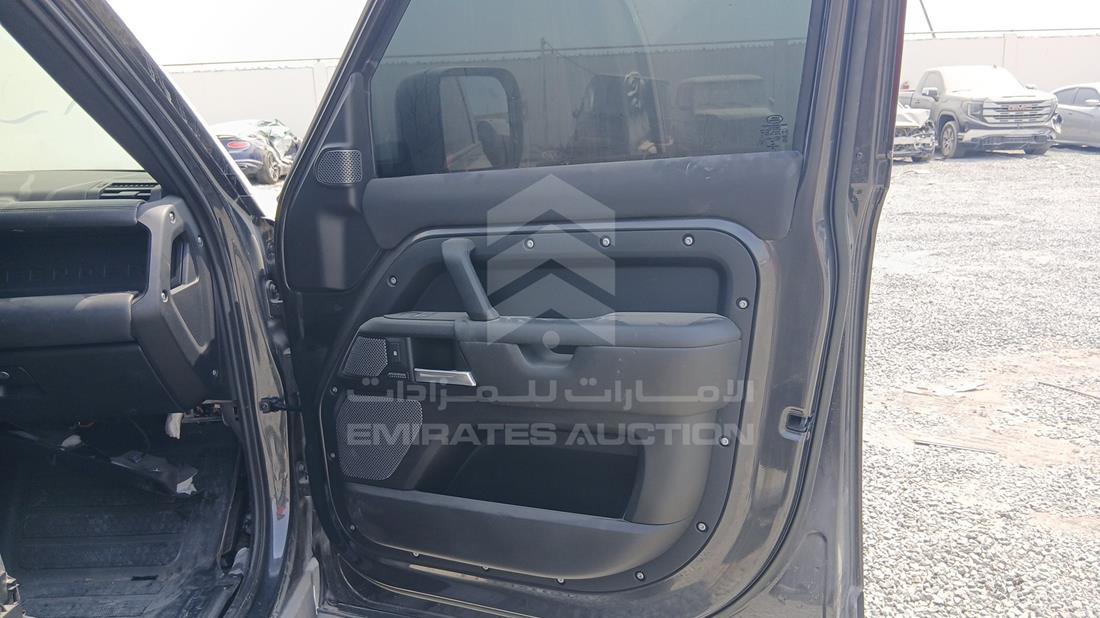 لاند روفر Defender 2023 — الباب الأمامي الأيمن — صورة 25