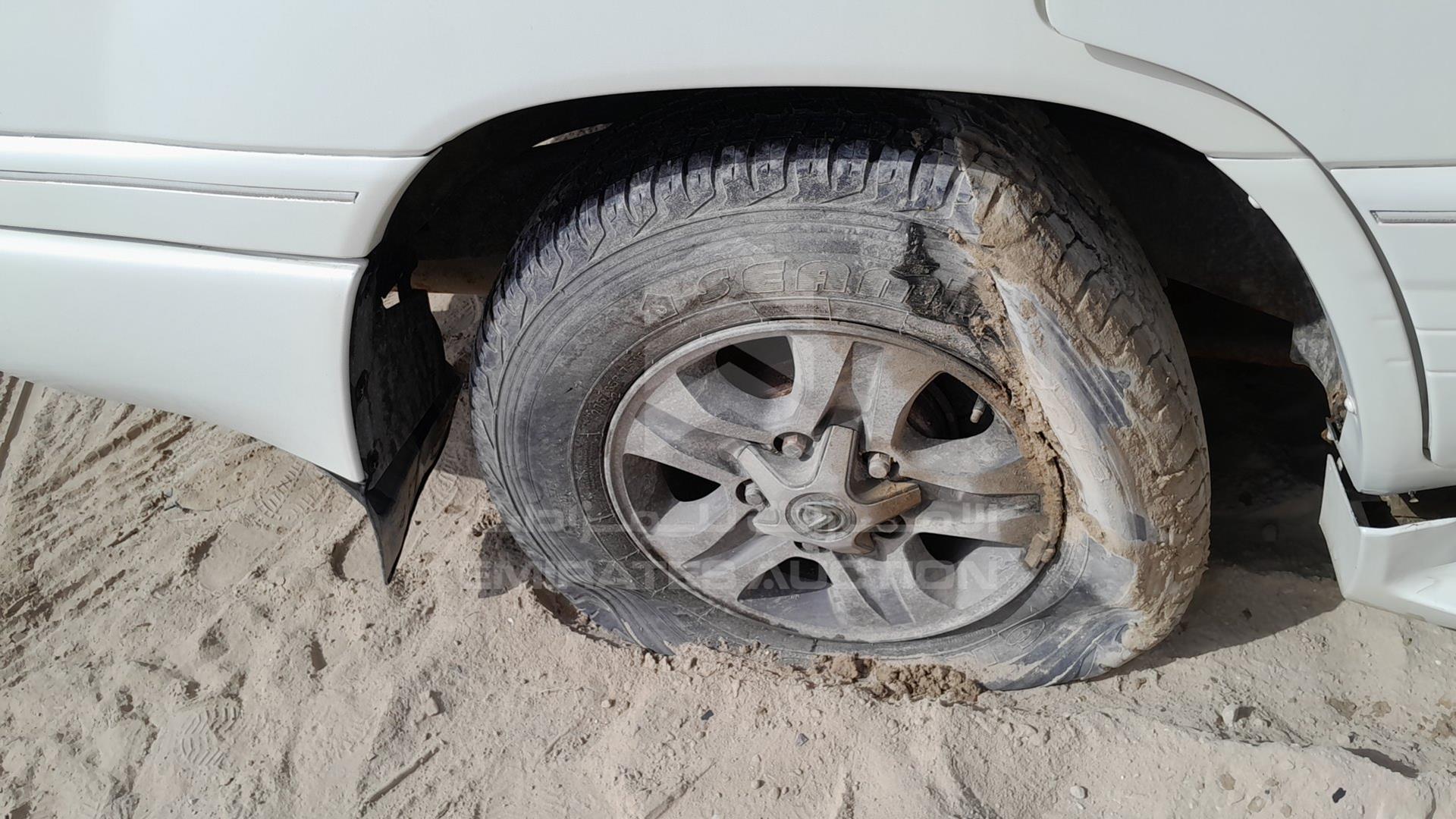 2000 LEXUS LX 470 VIN: JT6HT00W8Y0082013