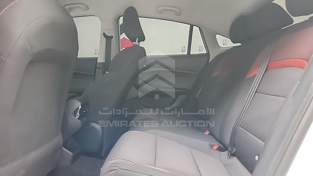ام جي GT 2024 — زاوية الراكب الخلفي اليسرى — صورة 21