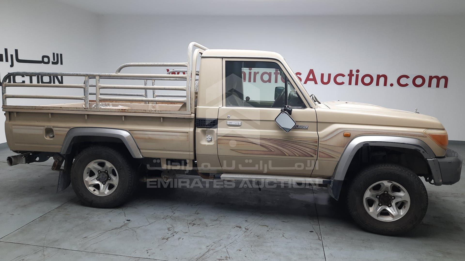 2011 TOYOTA LAND CRUISER VIN: JTFLU73J5B4521104