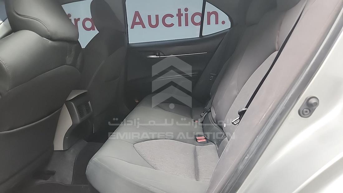 تويوتا كامري 2019 — زاوية الراكب الخلفي اليسرى — صورة 19