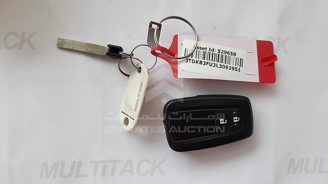 2020 Toyota Prius — Keys — Photo 7