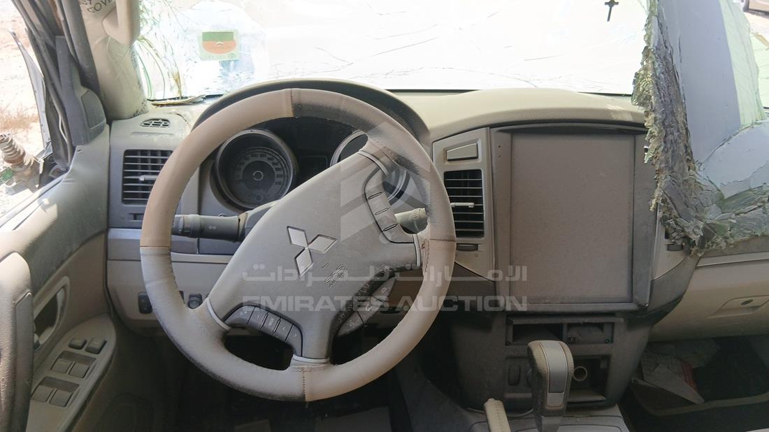2017 Mitsubishi Pajero — Steering & Mounted Controls — Photo 12