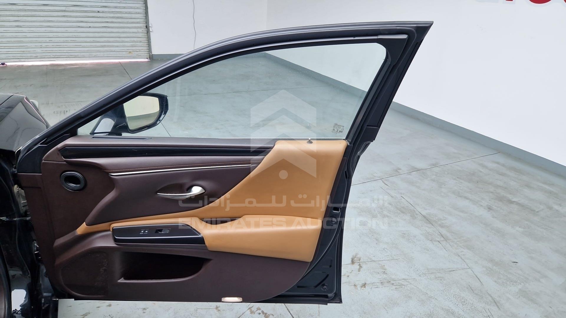 2019 LEXUS ES 300H VIN: JTHB21B11K2011898