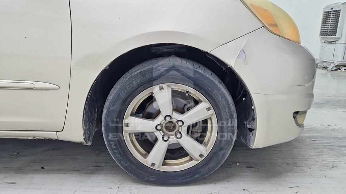 2004 Toyota Sienna — Front Right Tyre — Photo 43