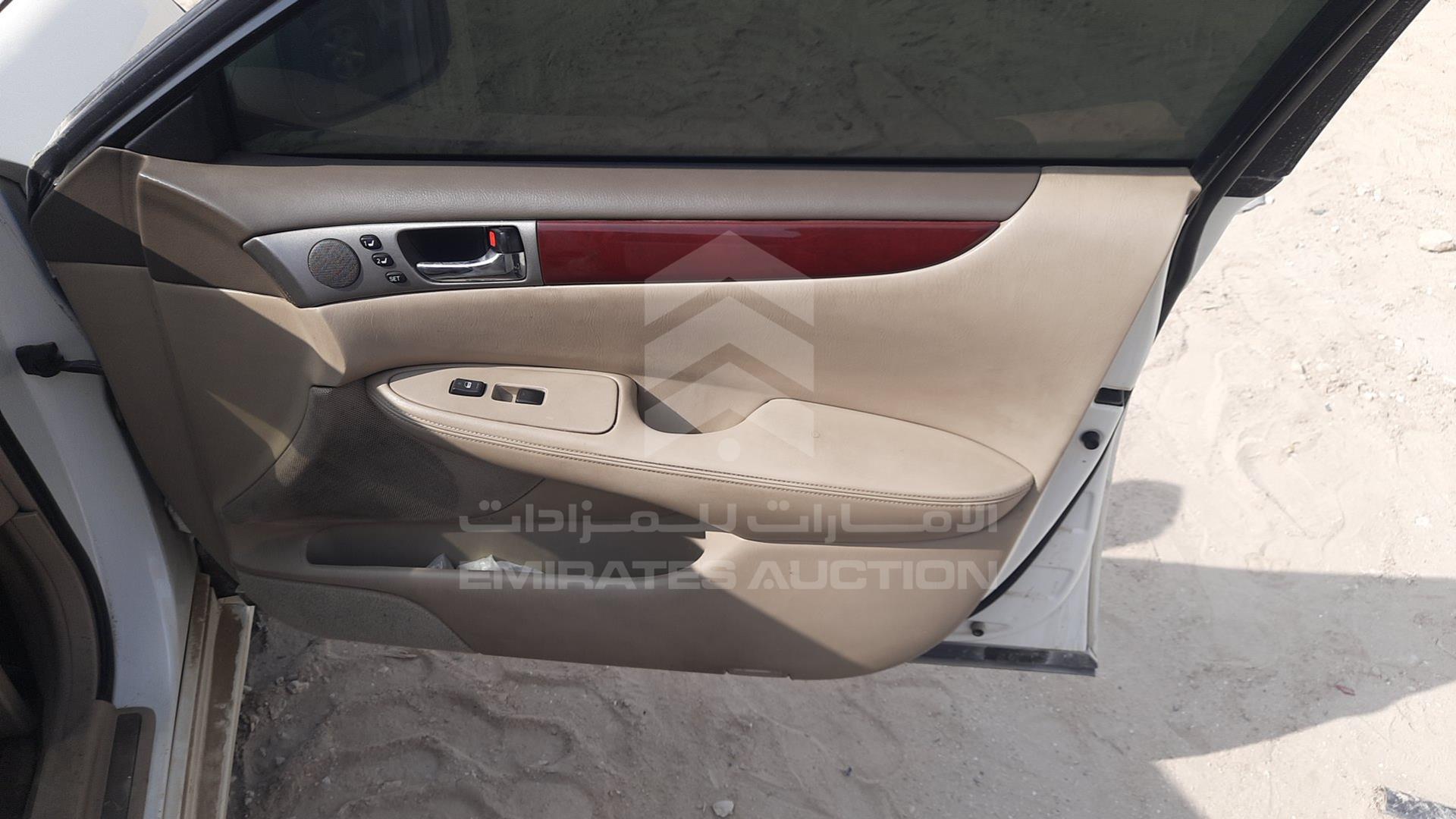 2002 LEXUS ES 300 VIN: JTHBF30G820049888