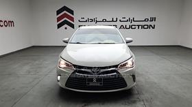 تويوتا كامري 2017 — الزاوية الأمامية بالكامل — صورة 1 — صورة مصغرة