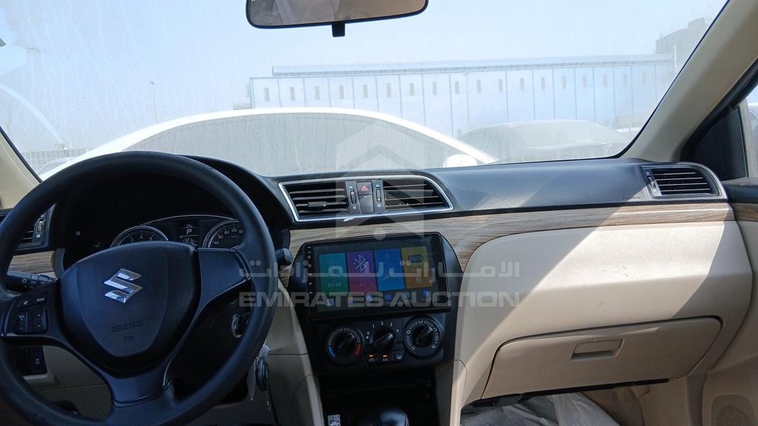 سوزوكي سياز 2023 — زاوية الواجهة الكاملة — صورة 16