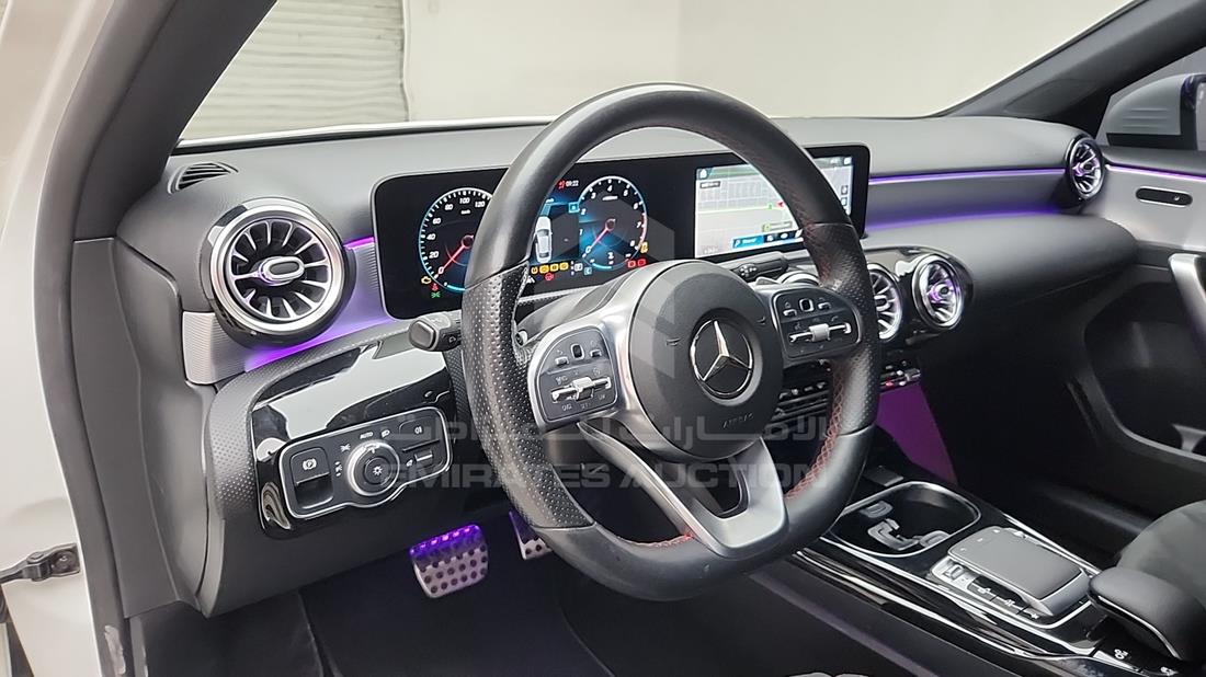 مرسيدس A 35 2020 — زاوية واجهة السائق الأمامية اليسرى — صورة 14