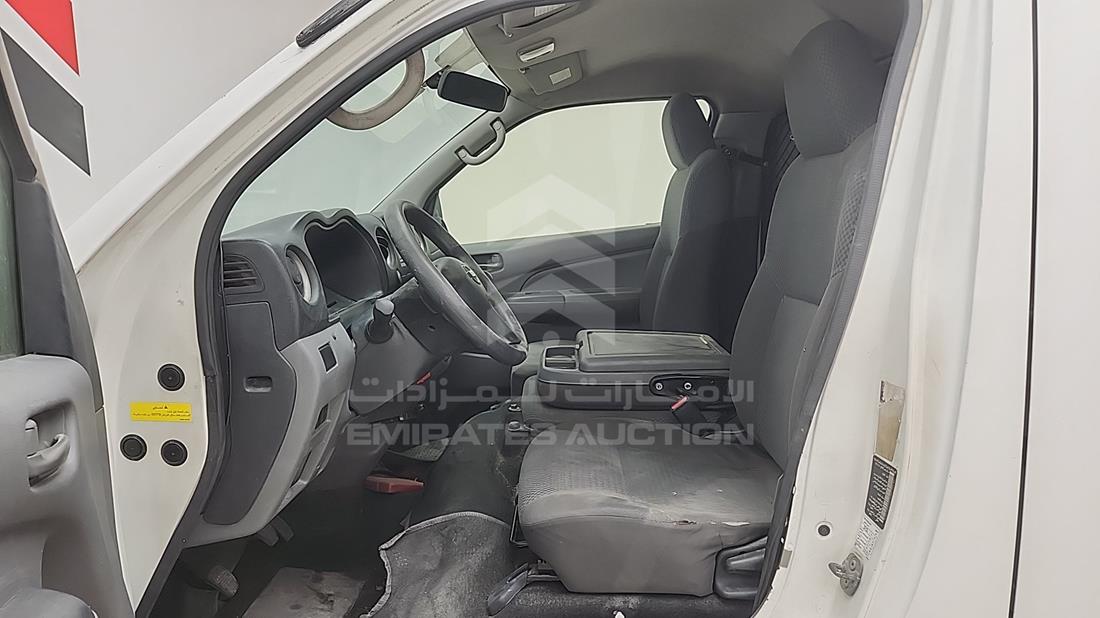 نيسان أورفان 2016 — زاوية السائق الأمامية اليسرى — صورة 7
