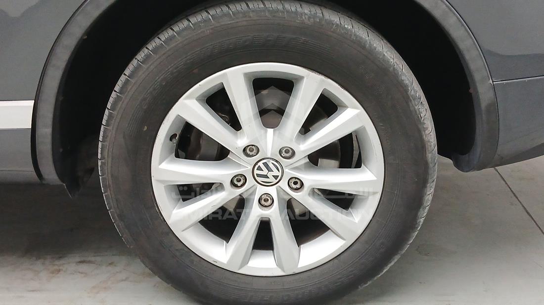 2014 Volkswagen Touareg — Rear Left Tyre — Photo 34