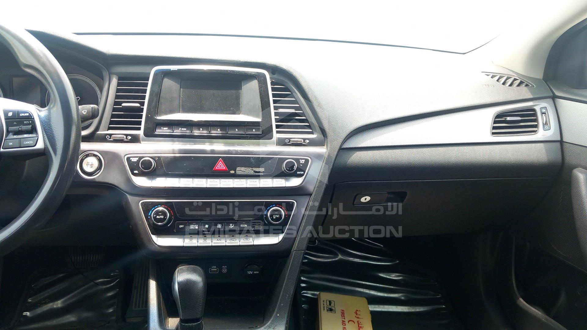 2018 HYUNDAI SONATA VIN: KMHE24137JA082137