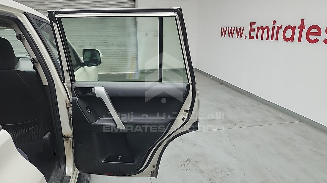 تويوتا برادو 2014 — الباب الخلفي الأيمن — صورة 23