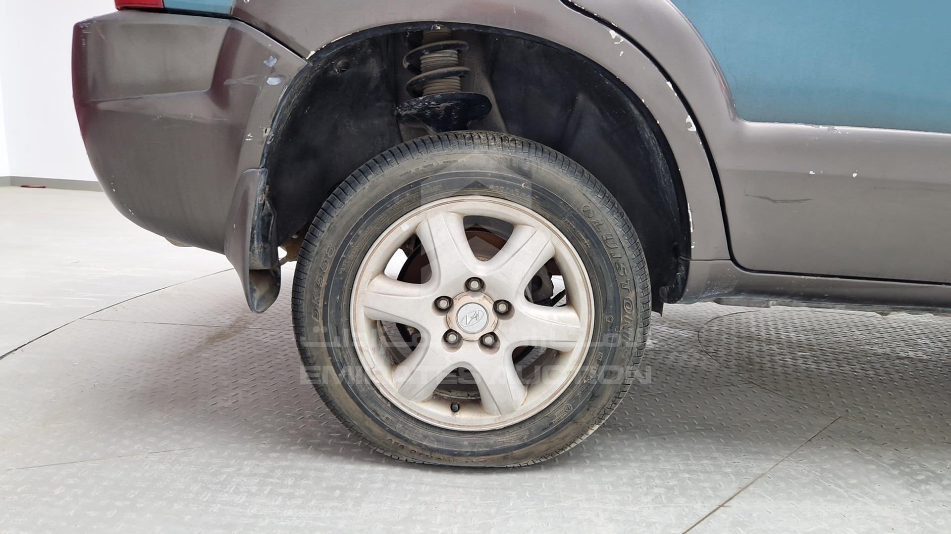 2005 HYUNDAI TUCSON VIN: KMHJM81B05U063764