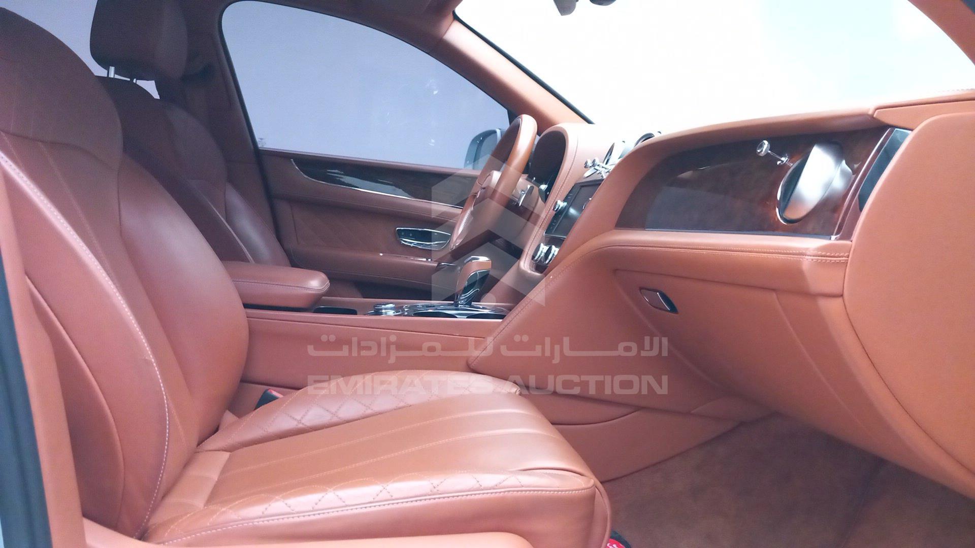 2017 BENTLEY BENTAYGA VIN: SJAAB1ZV5HC016676