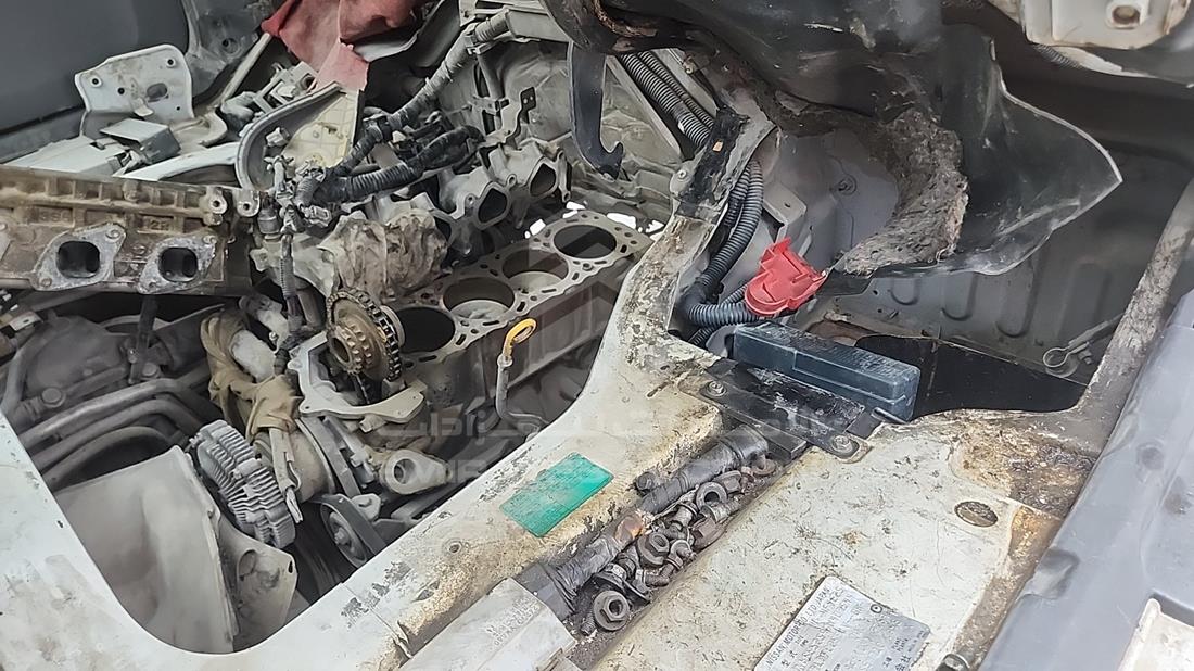2005 Nissan Urvan — Engine Bay — Photo 23