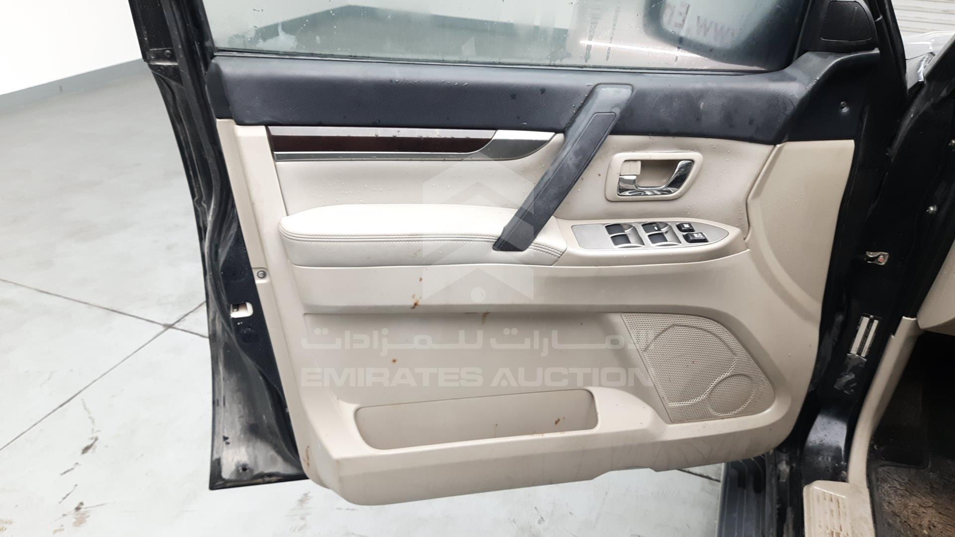 2011 MITSUBISHI PAJERO VIN: JMYLRV95WBJ709201