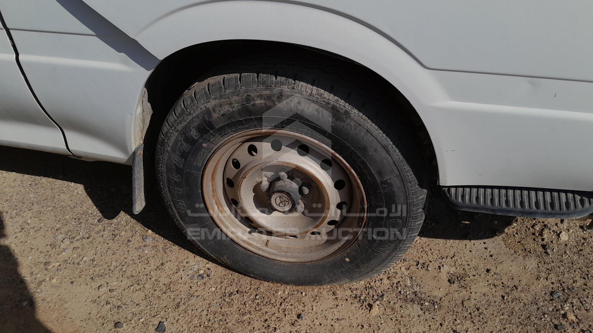 2004 TOYOTA HIACE VIN: JT4ZR119745004202
