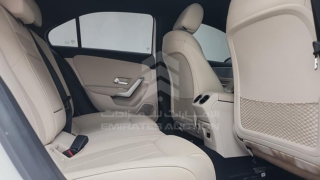 مرسيدس A220 2021 — زاوية الراكب الخلفي اليمنى — صورة 25