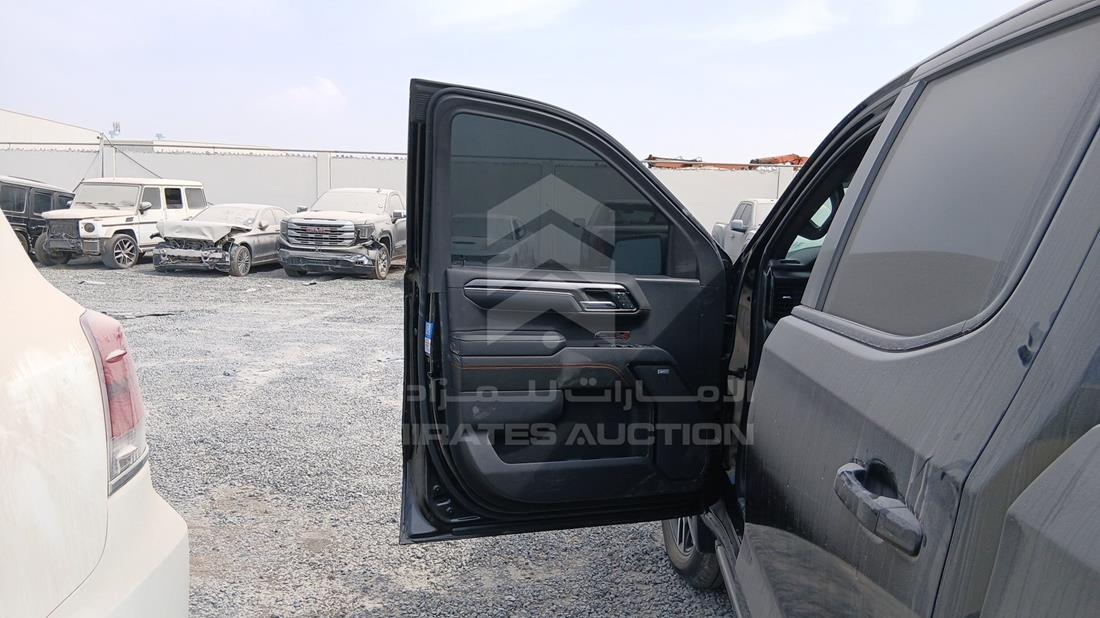 جي ام سي سيررا 2022 — الباب الأمامي الأيسر — صورة 10