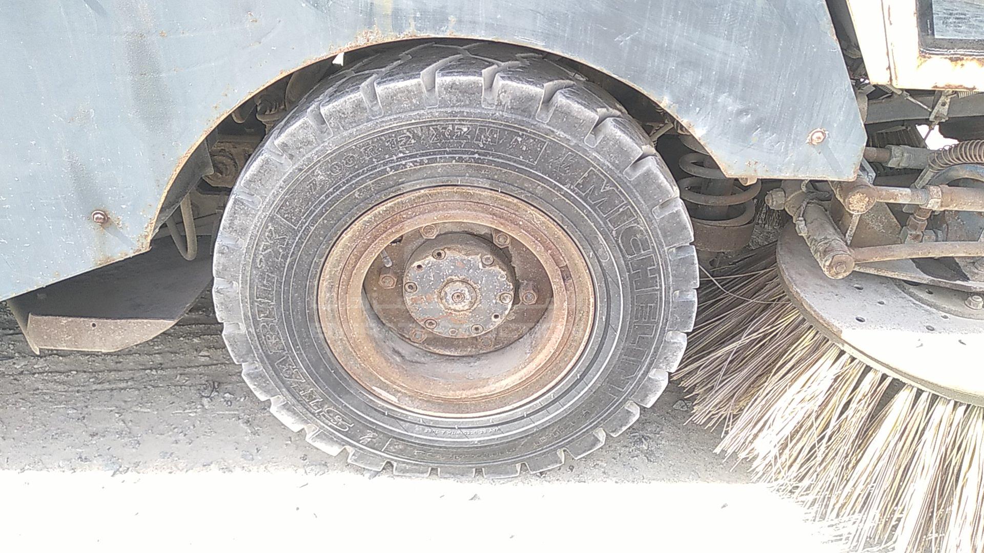 2000 ROAD CLEANING MACHINE --- VIN: 37592003961