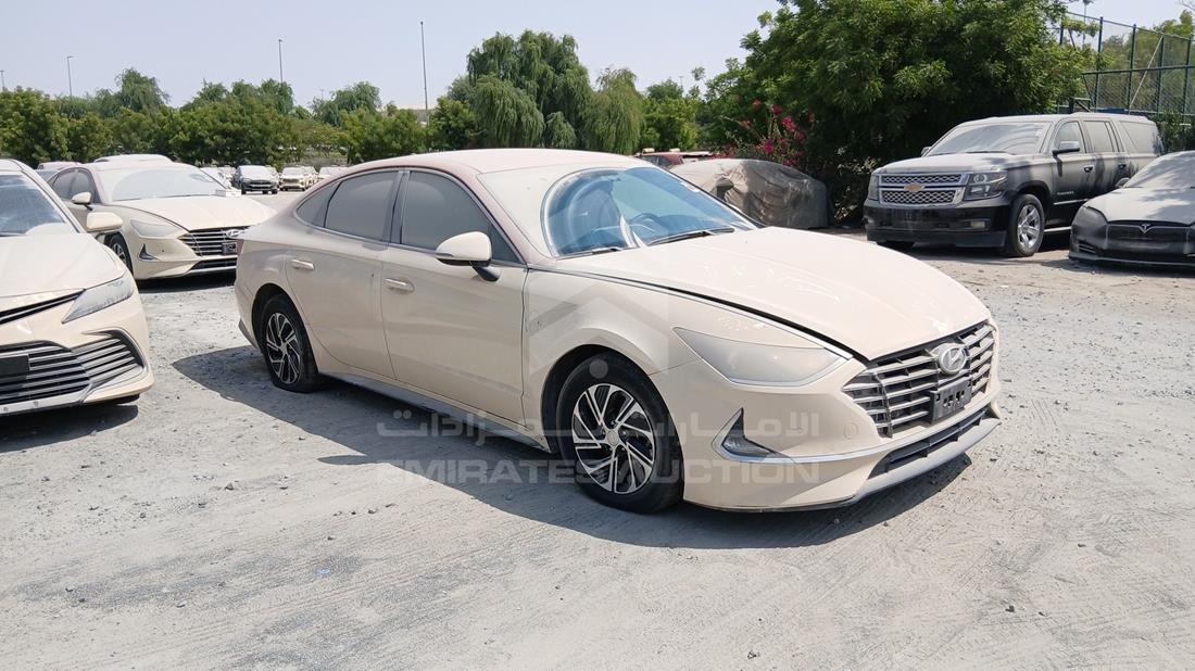 2021 Hyundai Sonata Hybrid — Front Right Angle — Photo 10