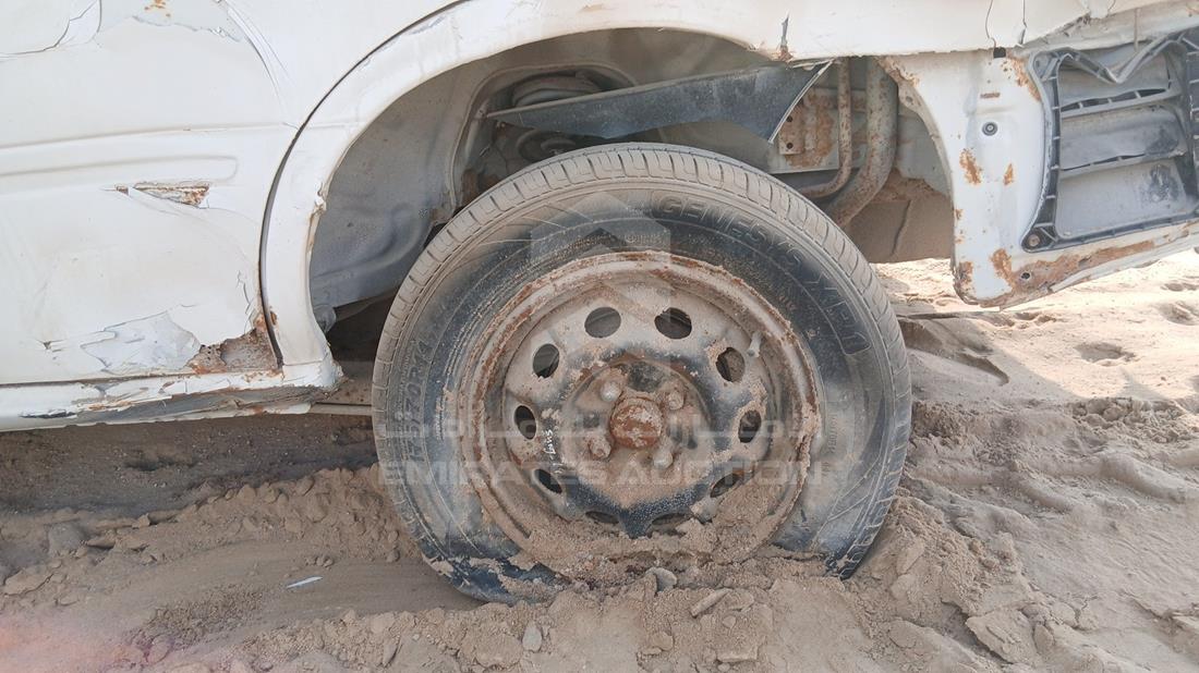 نيسان صني 2000 — الإطار الخلفي الأيسر — صورة 32